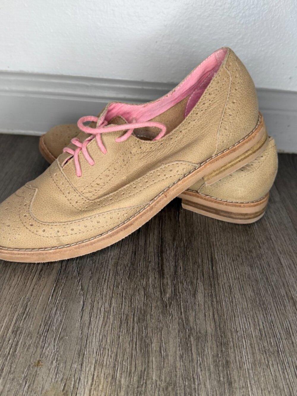 GAP Women’s Oxford Shoes Tan Brown with Pastel Pink Laces Size 7.5